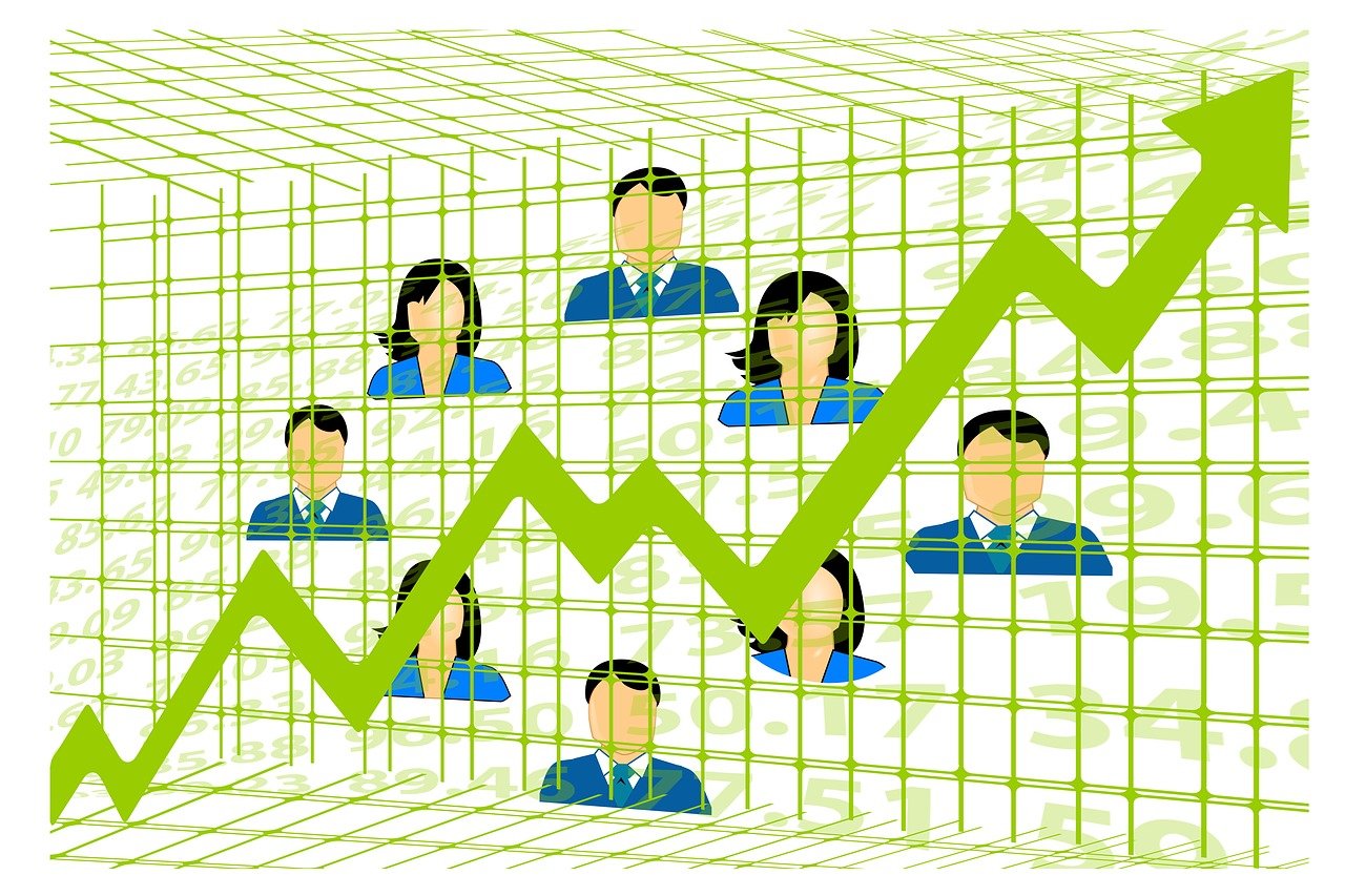 全红婵夺金后，一路小跑找陈芋汐拥抱——跳水赛场上的真挚友情与荣耀时刻
