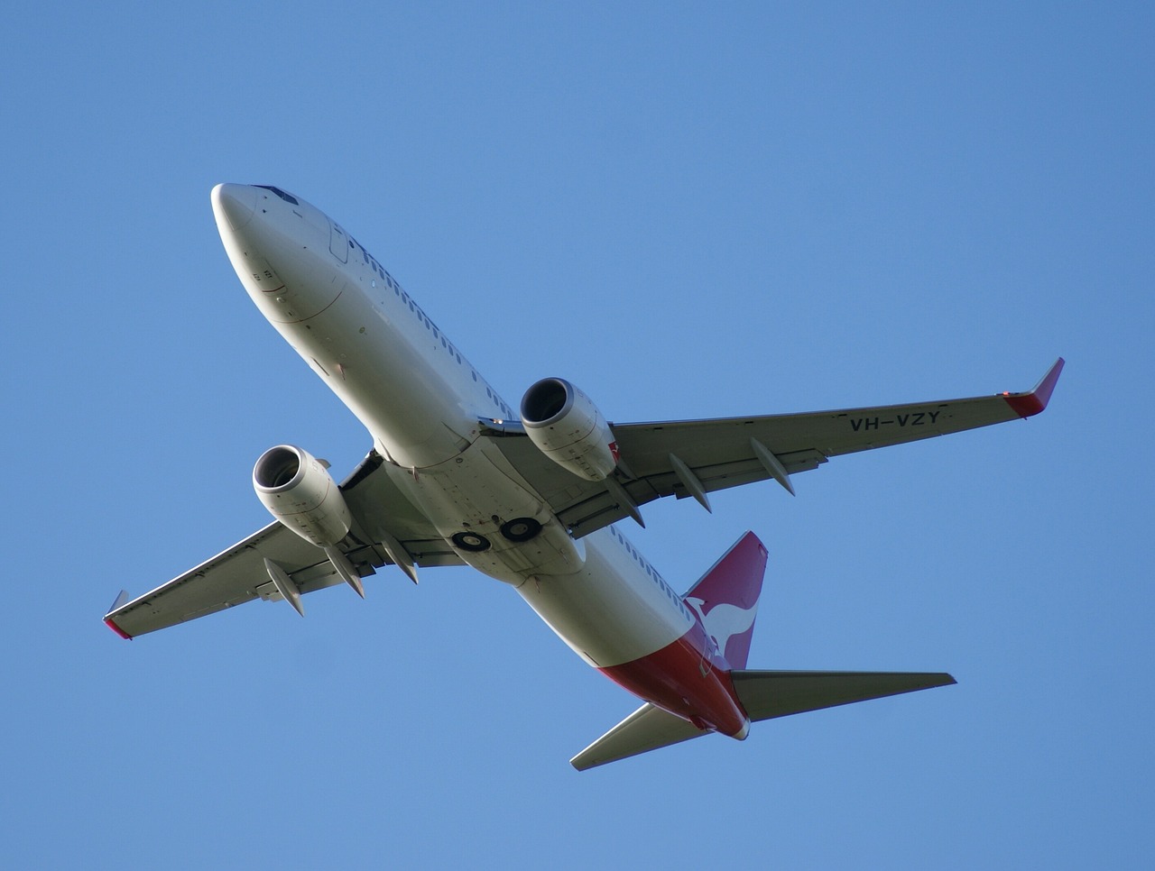 多家航空公司回应，一家长带三娃坐飞机遭遇难题