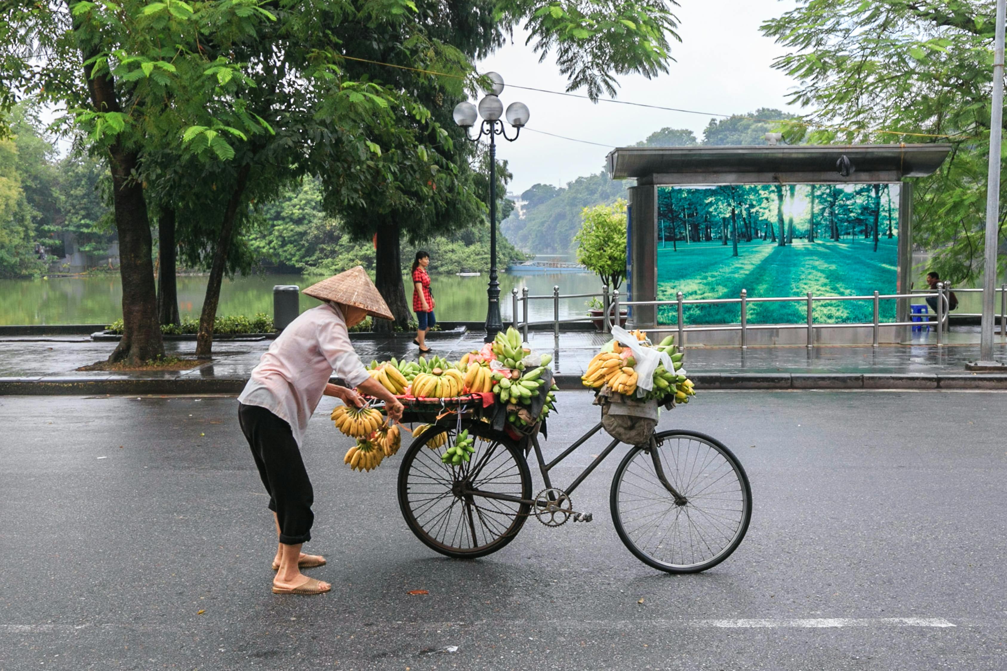 男子下跪卖挂件，店主反磕头无效的背后故事