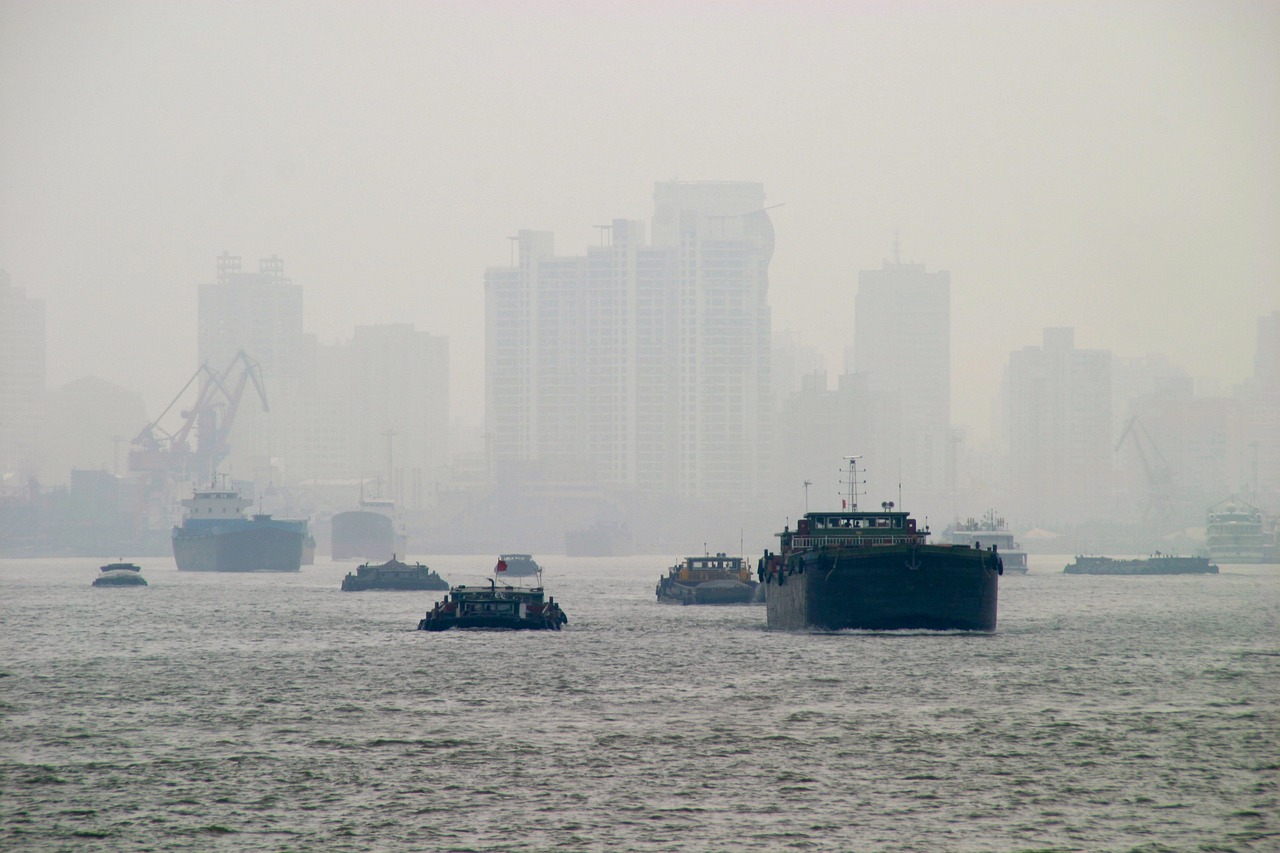 香港维多利亚湾惊现巨大水龙卷，自然奇观与城市共舞