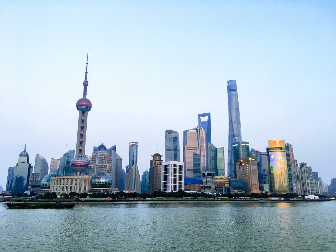 外滩的一拐警察，别样风景的守护者