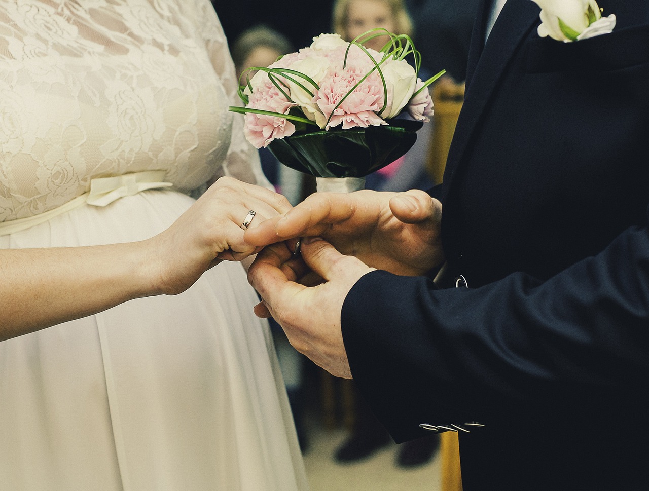 浪漫非凡，95后夫妻在麦当劳花千元举办别样婚礼